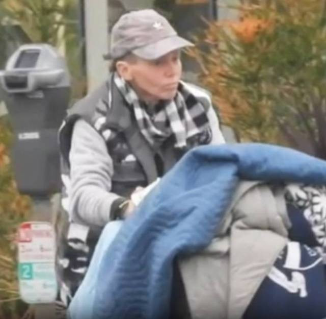 Ünlü model Loni Willison ön dişleri dökük yine çöp toplarken görüntülendi - Resim: 28